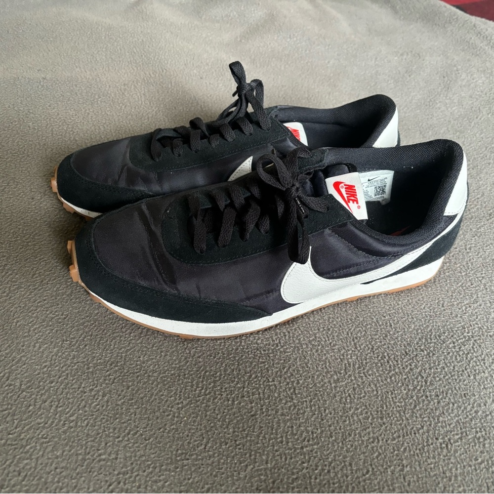 Nike waffle trainer 2, men’s 10.5, women’s 12, never worn